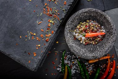 Top View 4K Görüntü Red Chilli, Red Pepper Flakes, ve Mortar ve Pestle 'da Deniz Tuzu ve biber