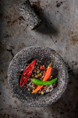 Top View 4K Görüntü Red Chilli, Red Pepper Flakes, ve Mortar ve Pestle 'da Deniz Tuzu ve biber