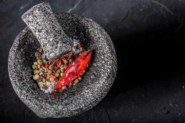 Top View 4K Görüntü Red Chilli, Red Pepper Flakes, ve Mortar ve Pestle 'da Deniz Tuzu ve biber