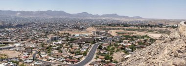 Borderland Panorama: El Paso Şehri 'nin 4K Panoramik Manzarası ve Dağlar ve Gökyüzü ile Ciudad de Juarez