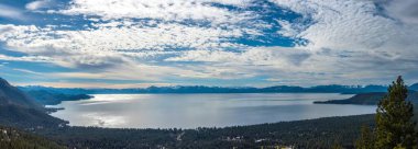 Tranquil Tahoe Beauty: Tahoe Gölü 'nün 4K Görünümü Taş ve Gökyüzü ile Lakeshore' dan