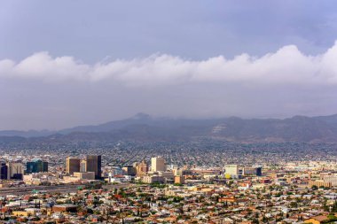 Borderland Panorama: El Paso Şehri 'nin 4K Panoramik Manzarası ve Dağlar ve Gökyüzü ile Ciudad de Juarez