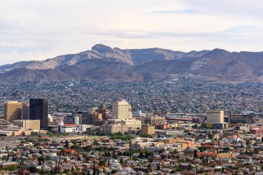 Borderland Panorama: El Paso Şehri 'nin 4K Panoramik Manzarası ve Dağlar ve Gökyüzü ile Ciudad de Juarez