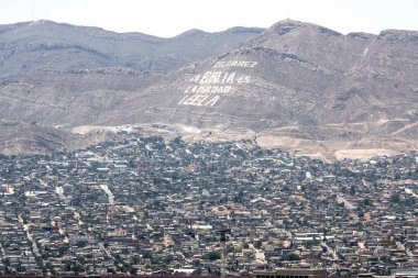 Borderland Panorama: El Paso Şehri 'nin 4K Panoramik Manzarası ve Dağlar ve Gökyüzü ile Ciudad de Juarez