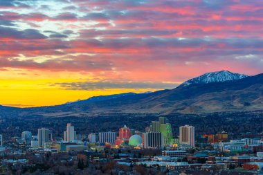 Reno Radiant Dawn: Nevada City 'nin Bulutlu Gökyüzü ile Gündoğumunda 4K Panoramik Görünümü