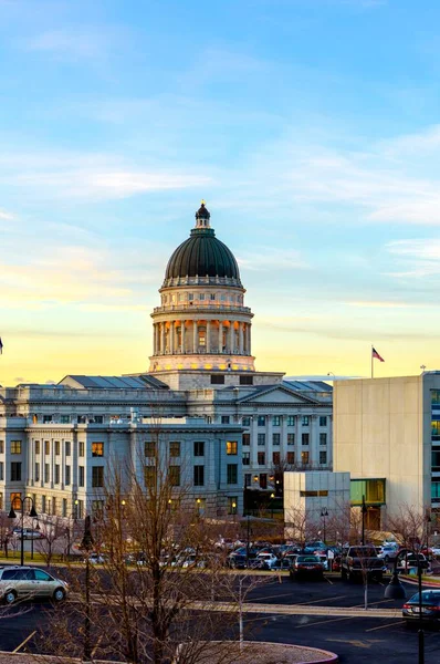 Dawn 'un Sarılması: ABD' deki Salt Lake City ve Parlamento Binasının Panoramik 4K Görüntüsü