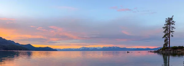 川流不息的塔霍湖美景 石天湖景4K图像 — 图库照片