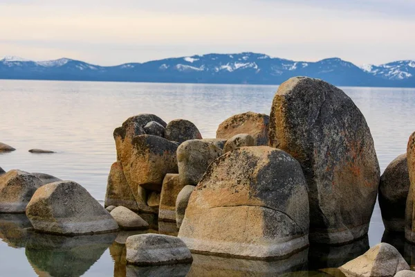 Tranquil Tahoe Beauty Gambar Danau Tahoe Pemandangan Dari Lakeshore Dengan — Stok Foto