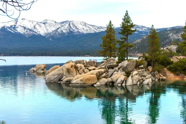 Tranquil Beauty Изображение Озера Озеро Вид Берега Камнем Небом — стоковое фото