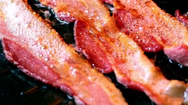 Sizzling Sensation Close Bacon Cozinhar Uma Panela Vídeo — Vídeo de Stock