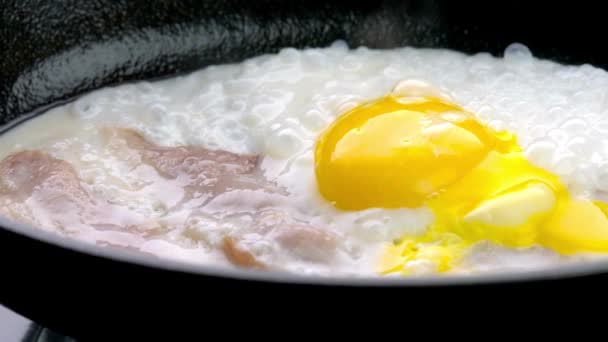 经典早餐 4K视频中烤鸡蛋与火腿的特写 — 图库视频影像