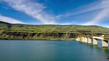 Columbia Nehri Vadisi 'nde açık mavi gökyüzü ile rüzgar türbinleri - 4K Video