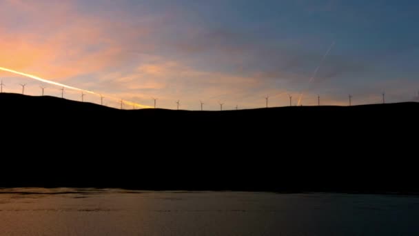 Fila Turbine Eoliche Sulla Columbia River Hill Beautiful Sunset Video — Video Stock