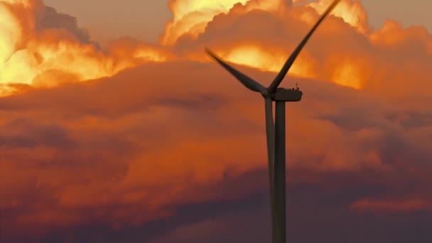 美しい夕日と曇りの空に対する風力タービン 4Kビデオ — ストック動画