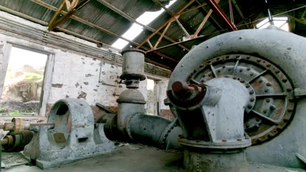 用老涡轮机 4K视频探索废弃发电厂 — 图库视频影像