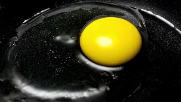 Крупный План Жарки Яйца Сковороде Видео Вкусный Завтрак Приготовления Пищи — стоковое видео