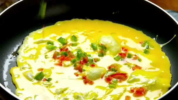 Gătit Ouă Delicioase Înfășurate Legume Proaspete Close Video — Videoclip de stoc