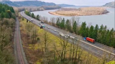 Highway Harmony: 4K Video 'da Mountain Views ve Freeway Trafiğiyle Columbia Nehri Boğazı