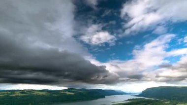 Columbia River Gorge Time-Lapse: Oregon, ABD 'nin 4K Videosu, Doğuya, Dağlara ve Gökyüzüne Bakıyor