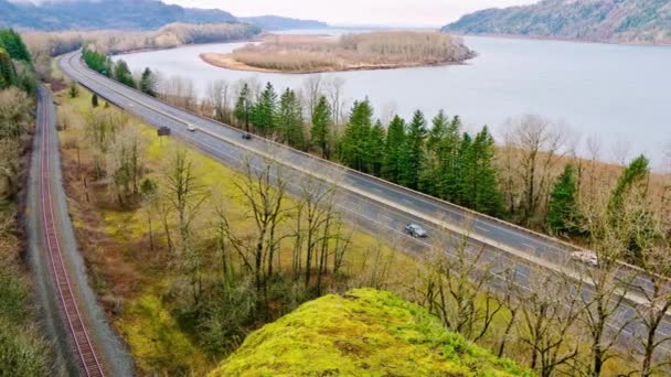 Highway Harmony Columbia River Gorge Com Vista Para Montanha Trânsito — Vídeo de Stock