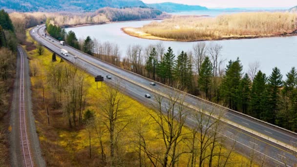 Highway Harmony Columbia River Gorge Com Vista Para Montanha Trânsito — Vídeo de Stock