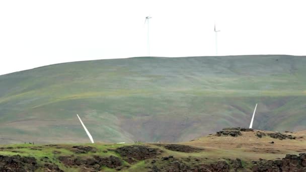 Rüzgar Türbinleri Dansı Columbia Vadisi Dağları Boyunca Rüzgar Türbini Çiftliği — Stok video