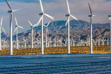 Güney Kaliforniya 'da Yenilenebilir Enerji: 4K' da Rüzgar Türbinleri ve Güneş Panelleri Dağ Sahnesine Karşı