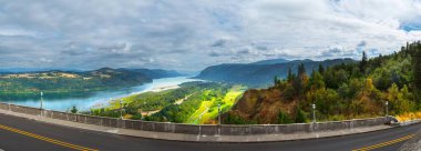 Highway Harmony: Columbia River Gorge 'da Dağ Manzarası ve Otoyol Trafiği 4K Görüntü