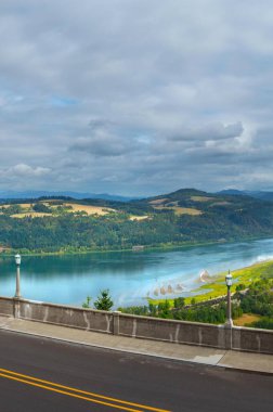 Highway Harmony: Columbia River Gorge 'da Dağ Manzarası ve Otoyol Trafiği 4K Görüntü