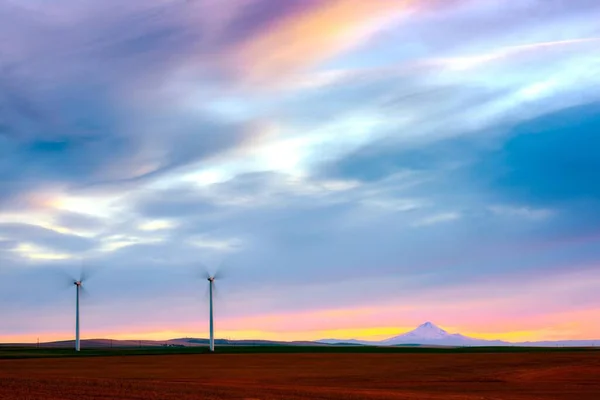 Les Éoliennes Montagne Aube Coucher Soleil Jaune Spectaculaire — Photo