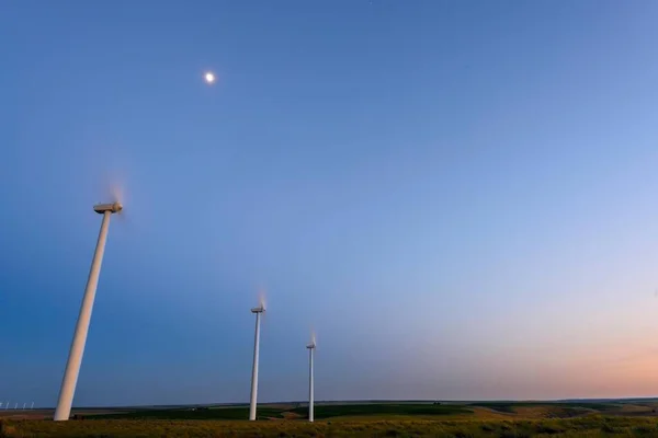 Mountain Wind Turbines Bij Zonsopgang Spectaculaire Gele Zonsondergang — Stockfoto