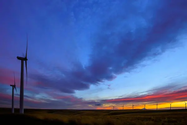 Windkraftanlagen Auf Dem Weizenfeld Bei Sonnenuntergang Mit Farbenfrohem Himmel Bild — Stockfoto