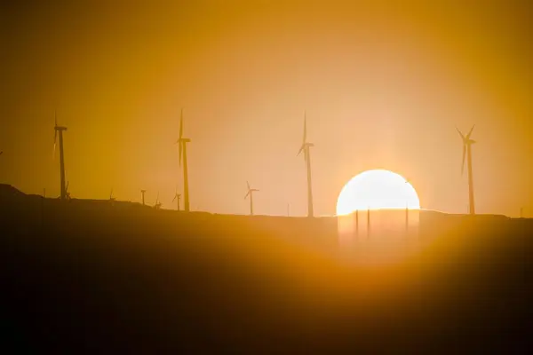 黎明时分的山地风力涡轮机 4K时的全阳和黄色落日 — 图库照片