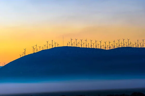 Gebirgswindturbinen Morgengrauen Spektakulärer Gelber Sonnenuntergang — Stockfoto
