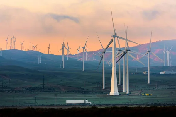 Windkraftanlagen Auf Dem Weizenfeld Bild Mit Dramatisch Bewölktem Himmel — Stockfoto