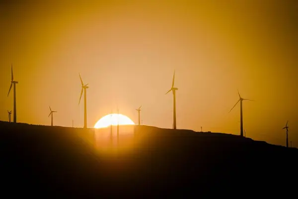 黎明时分的山地风力涡轮机 4K时的全阳和黄色落日 — 图库照片