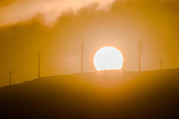 Mountain Wind Turbines Bij Zonsopgang Volle Zon Gele Zonsondergang Glow — Stockfoto