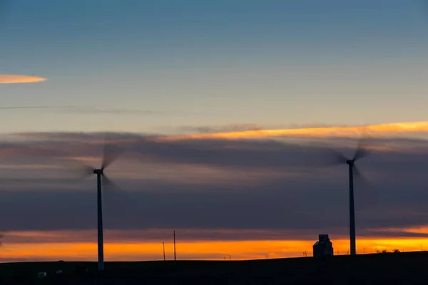 夕阳西下麦田风力涡轮机的彩色天空4K图像 — 图库照片