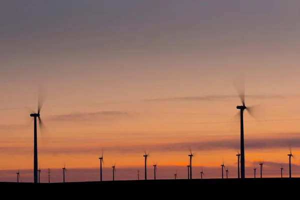 黎明时分的山地风力涡轮机 4K壮丽的红色落日景观 — 图库照片