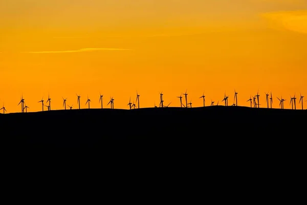 黎明时分的山地风力涡轮机 4K的黄昏时分 — 图库照片