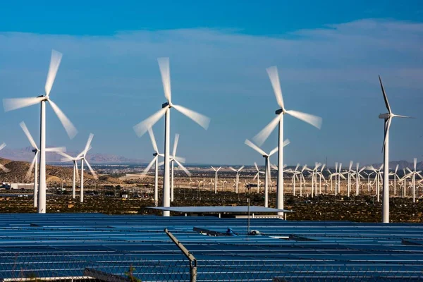 Erneuerbare Energien Südkalifornien Windräder Und Sonnenkollektoren Vor Berglandschaft — Stockfoto