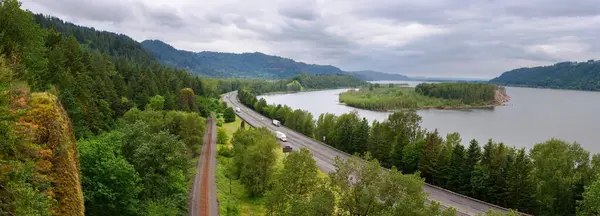 Highway Harmony: Columbia River Gorge 'da Dağ Manzarası ve Otoyol Trafiği 4K Görüntü