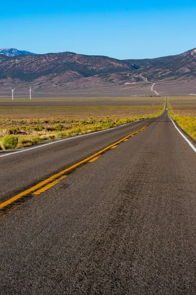Woestijn Highway Road Windturbines Landschap Van Het Tarweveld — Stockfoto