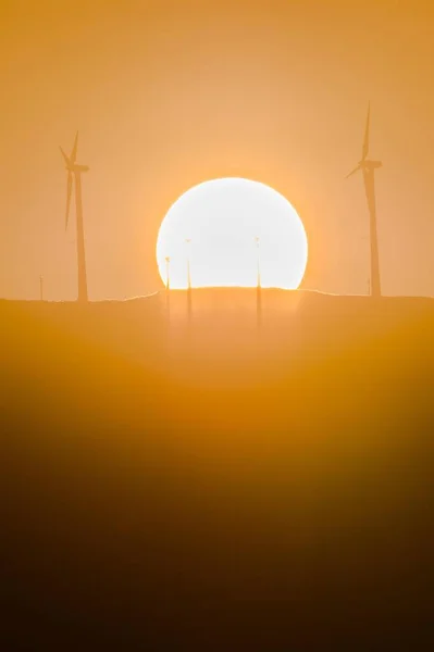 Gebirgswindturbinen Der Morgendämmerung Volle Sonne Und Gelber Sonnenuntergang Leuchten — Stockfoto