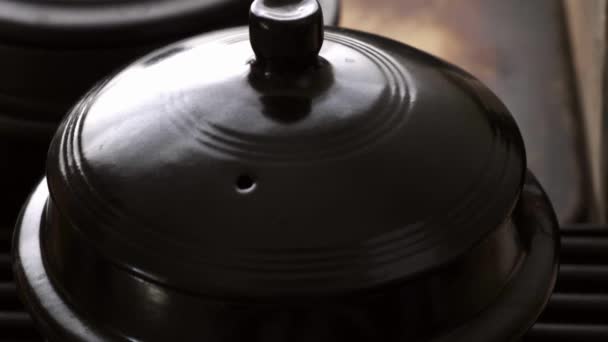 Vaření Bílé Rýže Zeleným Hráškem Litinové Nádobě Video — Stock video