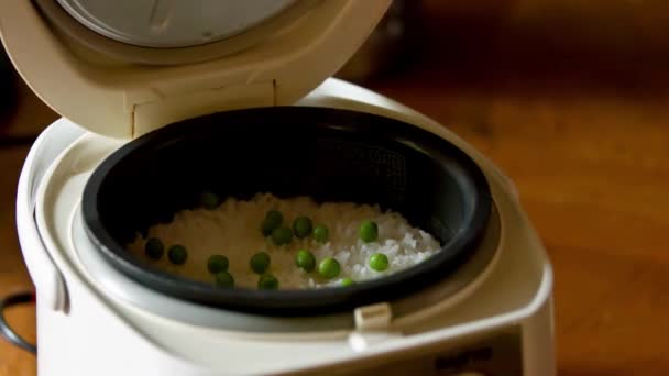 Koken Van Witte Rijst Met Groene Erwten Elektrische Rijstkoker Video — Stockvideo
