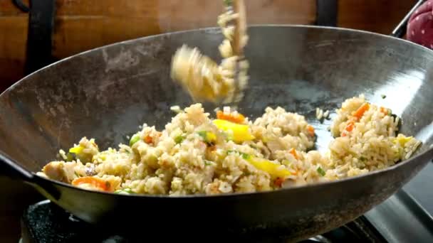 Autentyczne Chińskie Wok Gotowania Kurczaka Warzyw Smażonego Ryżu — Wideo stockowe