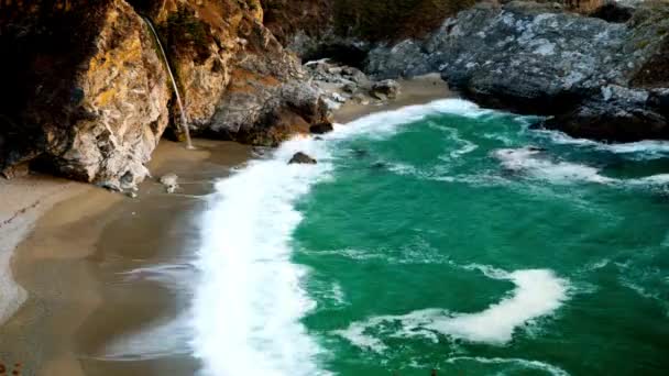 Imágenes Vídeo Cascada Océano Mcway Big Sur California — Vídeo de stock