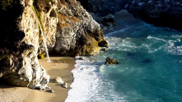 Videoaufnahmen Von Mcway Wasserfall Und Ozean Big Sur Kalifornien — Stockvideo