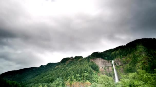 Video Otoño Esplendor Cascada Bosque Cautivador Con Encantadora Cascada Cielo — Vídeo de stock